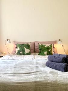 uma cama grande com duas almofadas em cima em Cute Pug Guest Room em Copenhague
