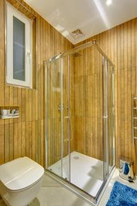 a bathroom with a shower and a toilet at Luxury 3BR Apartment with Marina Views in Il-Gżira