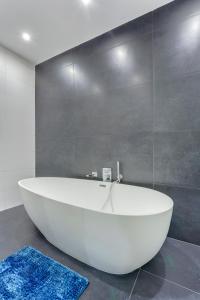 Koupelna v ubytování Luxury 3BR Apartment with Marina Views