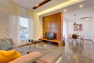 Televizorius ir (arba) pramogų centras apgyvendinimo įstaigoje Luxury 3BR Apartment with Marina Views