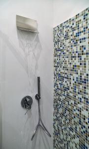 un bagno con un oggetto metallico sul muro di the blu and green apartment a Roma