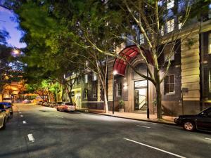 a street with cars parked on the side of a building at Apartment Harborside Comfort in Sydney