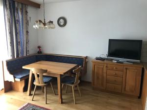 Televiisor ja/või meelelahutuskeskus majutusasutuses Appartements Rosenstockl