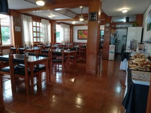 un comedor con mesas y sillas en un restaurante en Hotel Solyma en Santa Teresita