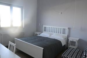 sypialnia z łóżkiem, stołem i oknem w obiekcie Vento Barocco - Equitazione e Turismo w mieście Matera