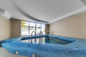 a large swimming pool with a large tub at Soborniy Hotel in Zaporozhye