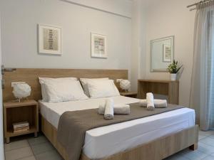 Postel nebo postele na pokoji v ubytování Elounda Canali Apts