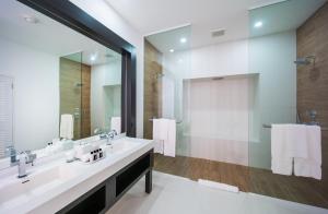 蒙特哥贝S Hotel Montego Bay - Luxury Boutique All-Inclusive Hotel的配有两个水槽和一面大镜子的浴室