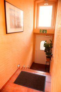 a hallway with a door and a window and a rug at Neubert`s Gasthaus am Rhein in Lahnstein