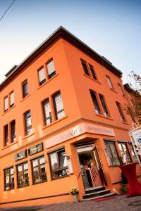 un edificio arancione con un negozio di fronte di Neubert`s Gasthaus am Rhein a Lahnstein