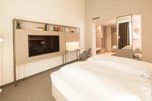 TV a/nebo společenská místnost v ubytování Das ACKER Hotel