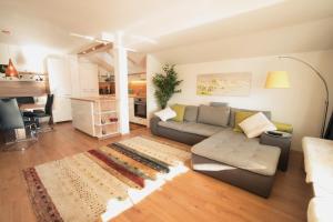 een woonkamer met een bank en een piano bij Rotspitz in Sonthofen