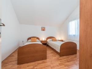 Postel nebo postele na pokoji v ubytování Spacious apartment with garden