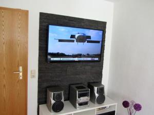 Ferienhof Huber في أوبركيرش: تلفزيون بشاشة مسطحة معلق على جدار من الطوب