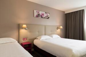 Postel nebo postele na pokoji v ubytování BRIT HOTEL Confort Le Limouzi TULLE + 12 fotografií