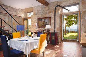 una sala da pranzo con un tavolo e sedie gialle di Manor House Porto a Porto