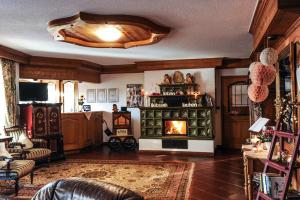 a living room with a fireplace and a couch at Hotel Vierjahreszeiten in Breitengüßbach