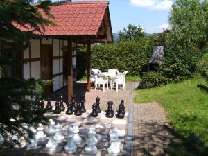 un tablero de ajedrez en el suelo frente a una casa en Ferienhof Huber, en Oberkirch