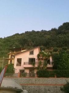 una casa en la cima de una colina con árboles en A Casa Di Melo, en Piraino