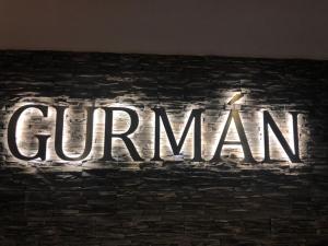 Vottorð, verðlaun, skilti eða annað skjal til sýnis á Hotel Gurman