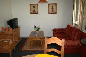 a living room with a couch and a table at Ferienpark Heidesee in Oberohe