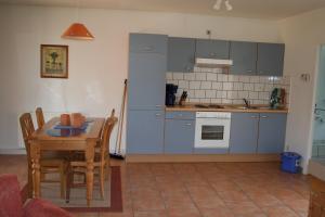 a kitchen with a table and a dining room at Ferienpark Heidesee in Oberohe