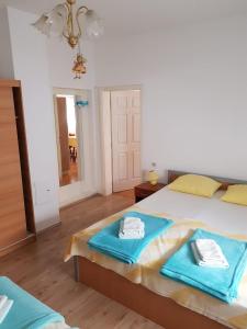 sypialnia z dużym łóżkiem i ręcznikami na nim w obiekcie Apartment Olives w mieście Zadar