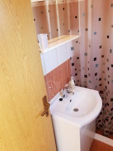 Łazienka z białą umywalką obok drzwi w obiekcie Apartment Olives w mieście Zadar