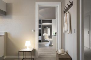 een hal met een deur naar een kleedkamer bij CP Resort in Taverne +37 foto's