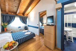 Postel nebo postele na pokoji v ubytování West Point Airport Hotel + 37 fotografií