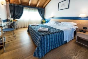 Postel nebo postele na pokoji v ubytování West Point Airport Hotel