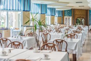 une rangée de tables et de chaises dans un restaurant dans l'établissement Le Royal Hammamet, à Hammamet