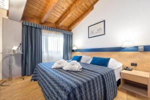 Postel nebo postele na pokoji v ubytování West Point Airport Hotel