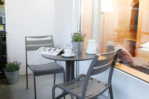 - un balcon avec une table et deux chaises dans l'établissement Hochherz - fewo-badhindelang, à Bad Hindelang