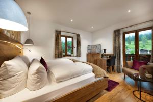 TV a/nebo společenská místnost v ubytování Bayern Resort Hotel - Adults only - mit Zugspitzblick - Eibsee-Nähe - Wellnessbereich - Naturpool im Sommer