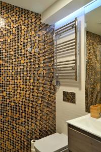 un bagno con doccia, WC e lavandino di Modern Cozy Studio - Portas Do Sol a Lisbona