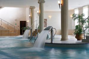Bazén v ubytovaní Hotel Vila Livia alebo v jeho blízkosti
