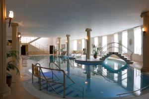 Bazén v ubytování Hotel Vila Livia nebo v jeho okolí