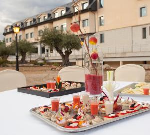 Hotel FC Villalba في كولادو-فيلالبا: صواني طعام جالسين على طاولة