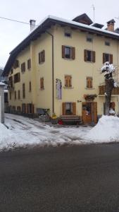 巴多拉的住宿－Giovanna Ribul Moro，前面有雪的大黄楼
