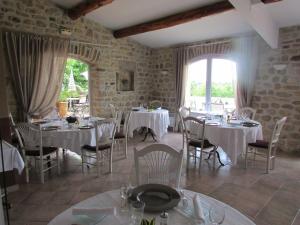 A restaurant or other place to eat at La Bastide Des Senteurs