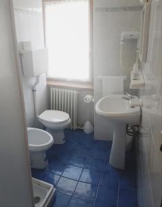 クラヴィエーレにあるHotel Miramontiのバスルーム(トイレ2つ、シンク付)
