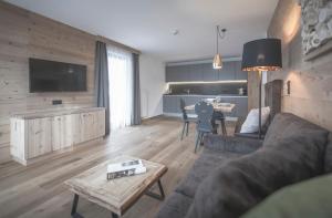 uma sala de estar com um sofá e uma mesa em Ahrner Wirt Apartments em San Giovanni in Val Aurina