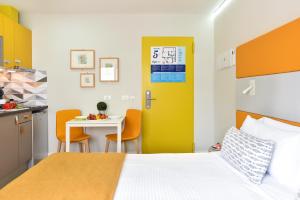 a room with a bed and a table with chairs at Hotel Apartamento Bajamar in Las Palmas de Gran Canaria