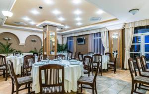 un comedor con mesas y sillas en un restaurante en Fantanita Craiesei, en Făgăraş