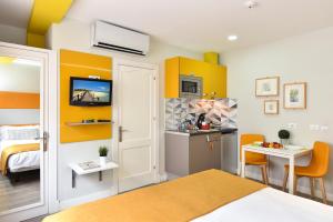 a small room with a bed and a kitchen at Hotel Apartamento Bajamar in Las Palmas de Gran Canaria