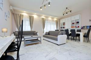 ein Wohnzimmer mit einem Sofa und einem Tisch in der Unterkunft TERRACED APARTMENT - Metro to Vatican & center in Rom