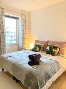 Un dormitorio con una cama con un osito de peluche. en Cute Pug Guest Room, en Copenhague