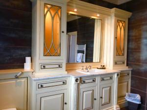 uma casa de banho com um lavatório e um espelho em The Lilly Restaurant With Rooms em Llandudno
