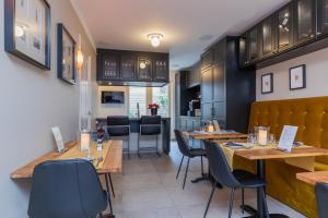 una sala da pranzo con tavoli e sedie in legno di ExLibris Boutique Hotel a Leida